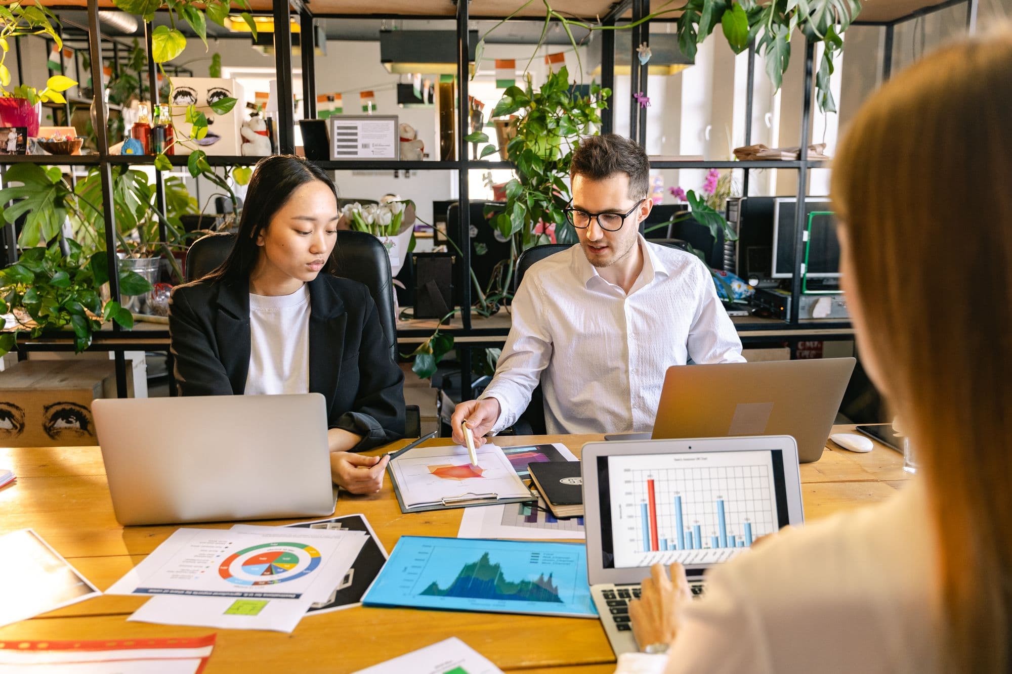Imagem ilustrativa de uma equipe analisando dados e uma estratégia de marketing